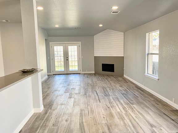 5th image of 15118 Lantern Dr