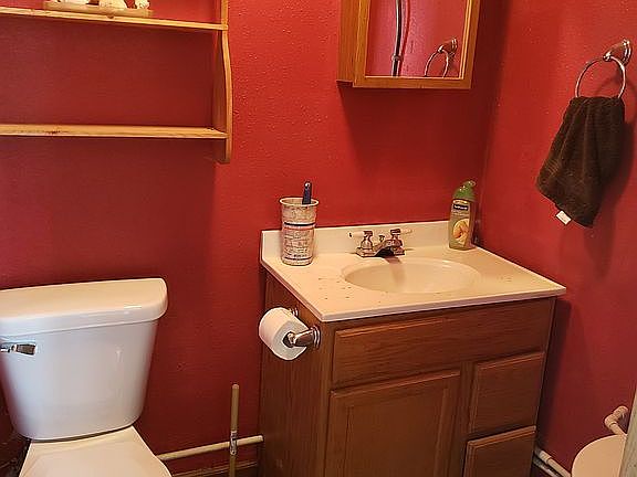 3rd image of 2041 Twin Lakes Rd