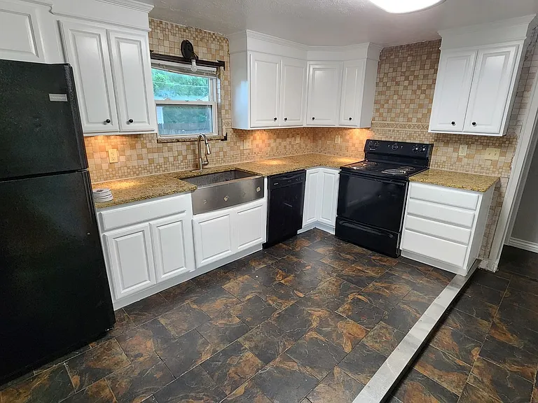 225 E Edwards St — Photo 17