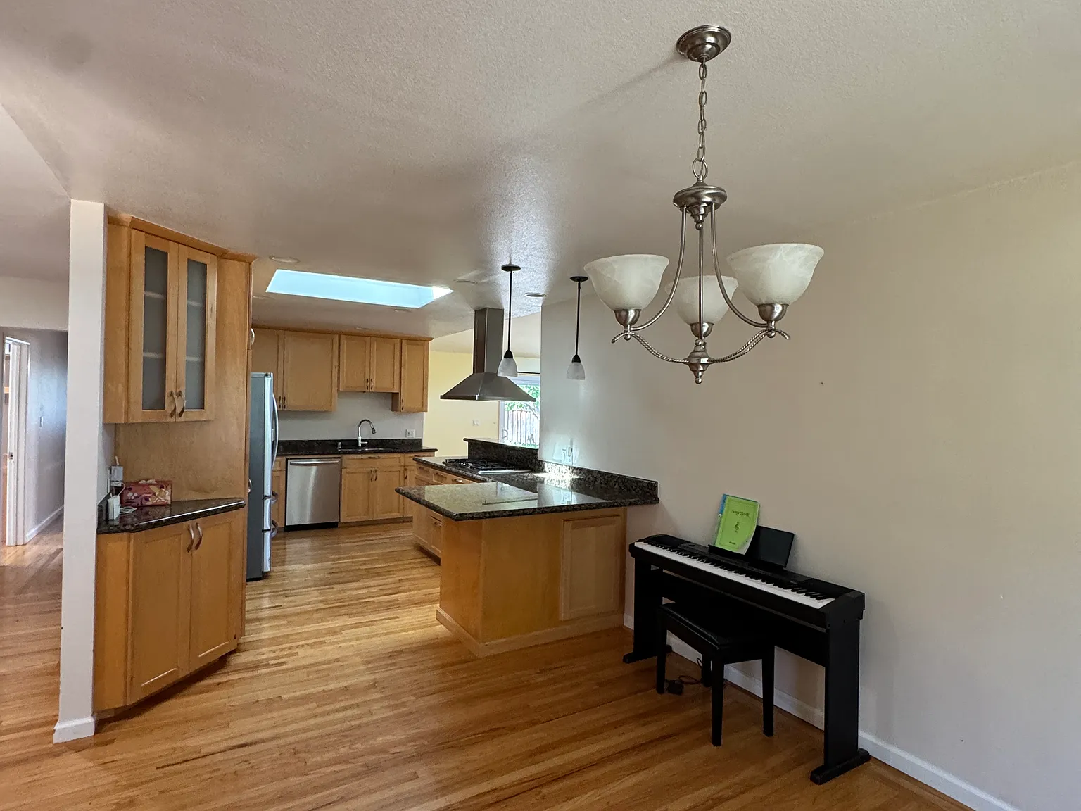 3 bed, 1612 sqft, $6,500 — Photo 2