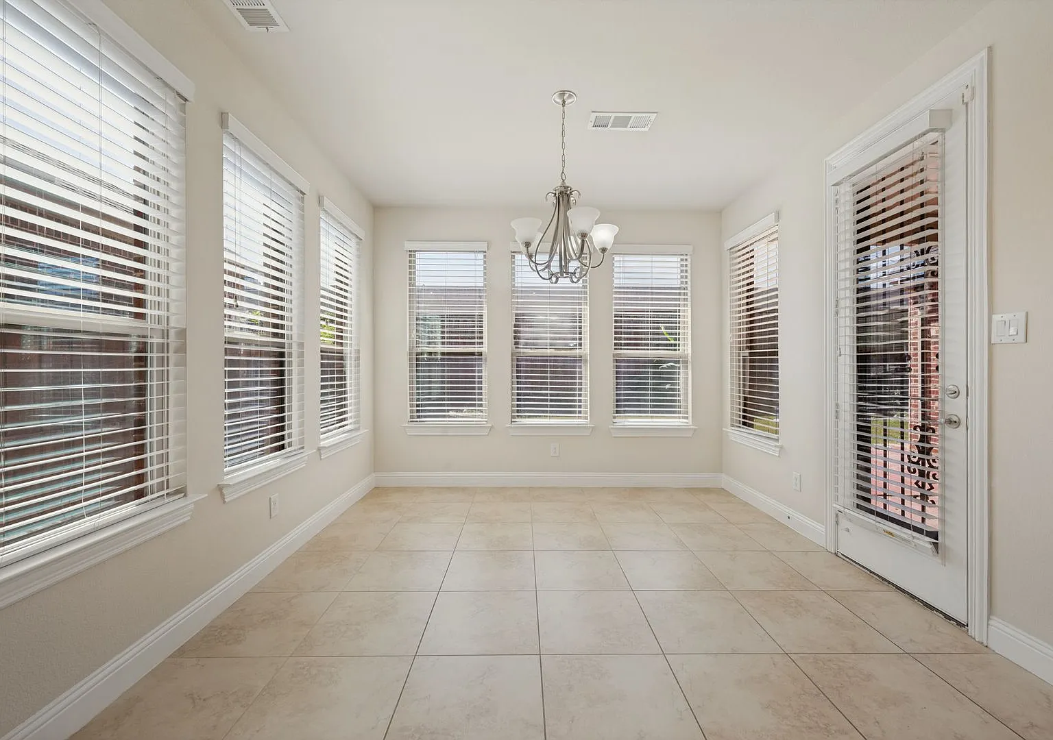 Spacious 4 Bed, 4 Bath Home in Parkside East, Irving - Coppell ISD - Available for Lease! — Photo 4