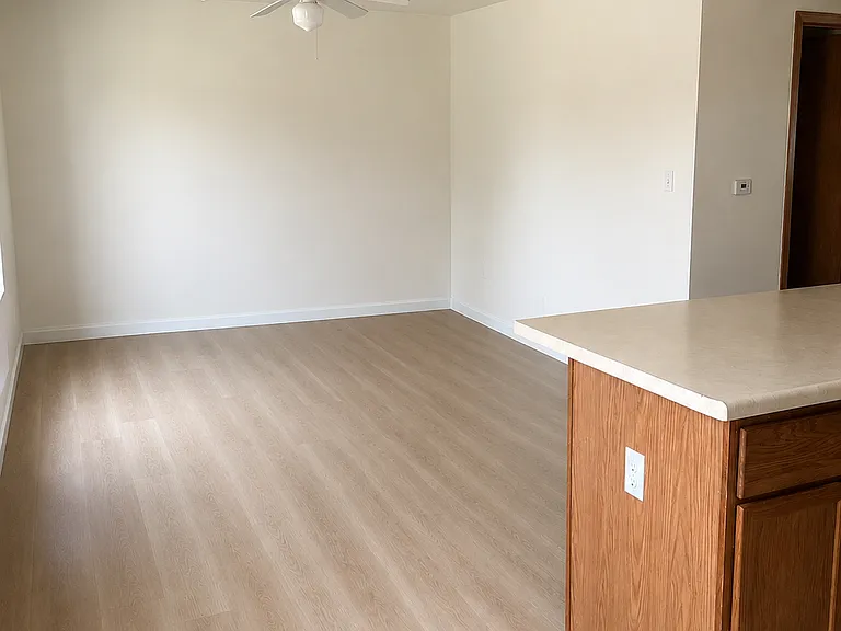 215 Jewel Dr #6 — Photo 3
