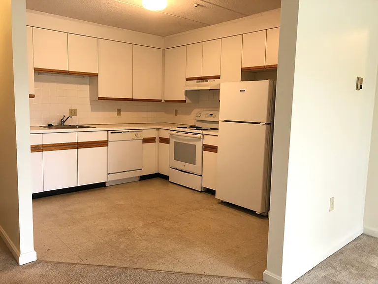 Lexington St Apartments — Photo 37