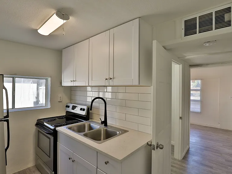 102 E Hatcher Rd — Photo 6