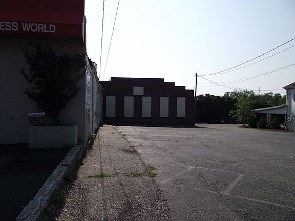 4th image of 303 E Franklin Blvd