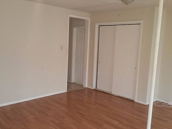 3rd image of 122 Northfield Ave