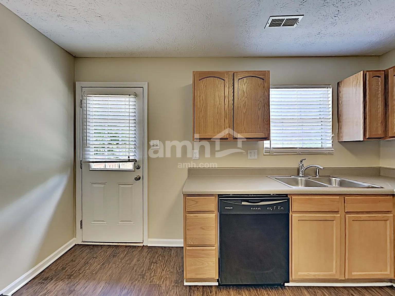 3 bed, 2.5 bath, 1864 sqft, $2,325 — Photo 4