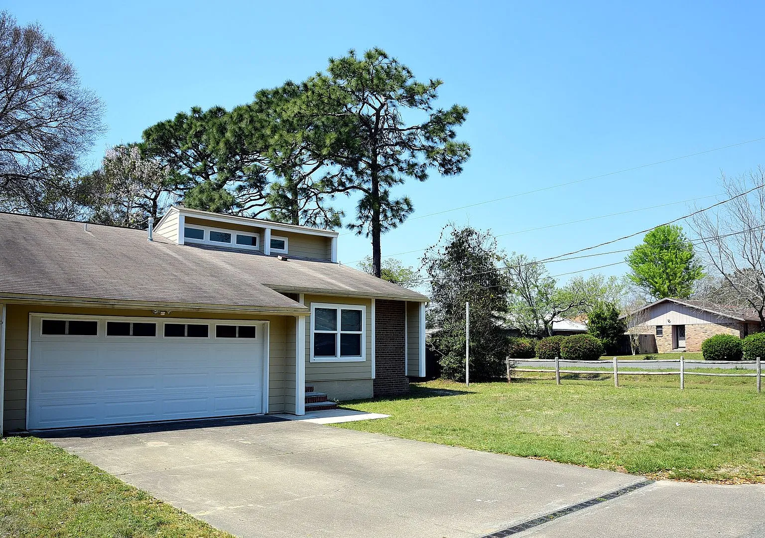Beautiful 3 Bedroom Home in Shalimar! — Photo 1