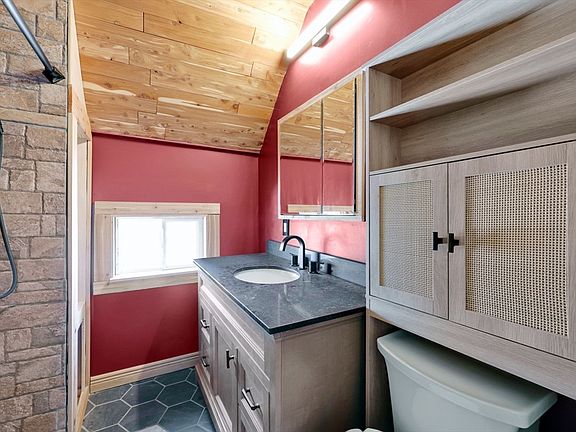 4th image of 10 Hemlock Ct