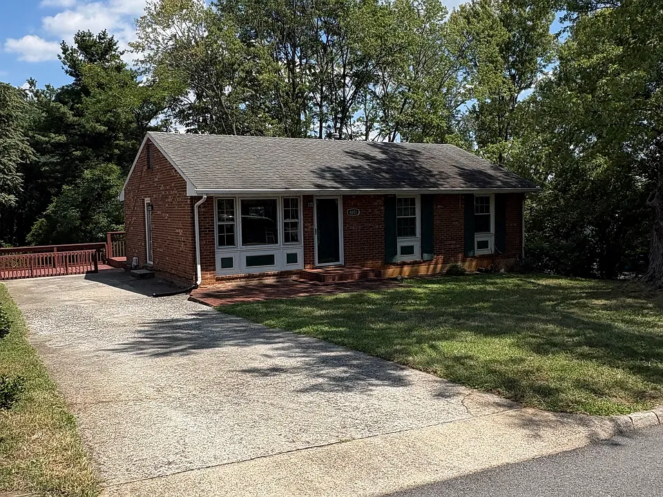 4651 Golfview Dr NE