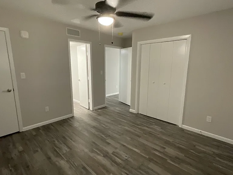 Lake Breeze Apartments — Photo 14