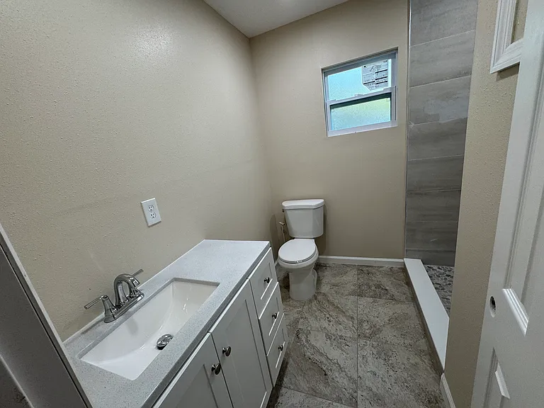 10715 N Dixon Ave — Photo 4