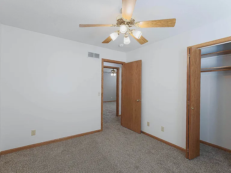 5400 S 32nd St — Photo 14