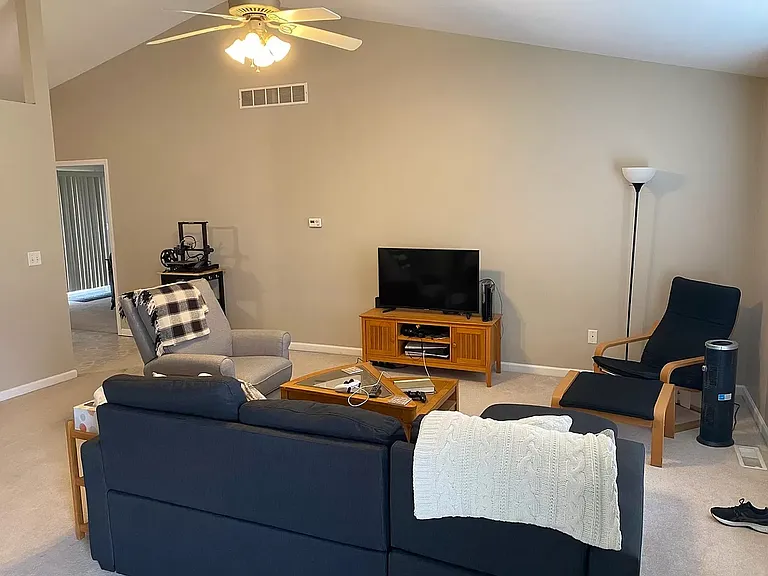 810 Cyndy Ln — Photo 6