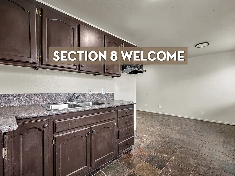 5243 Huntington Dr N #4 — Photo 1