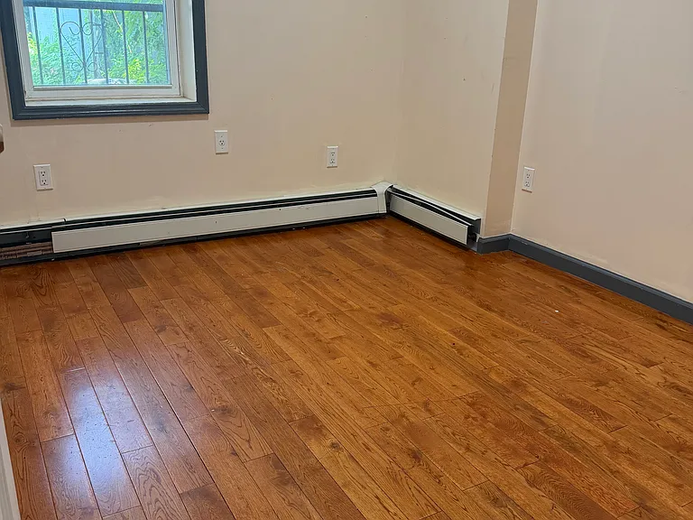 Bay 50 St — Photo 7