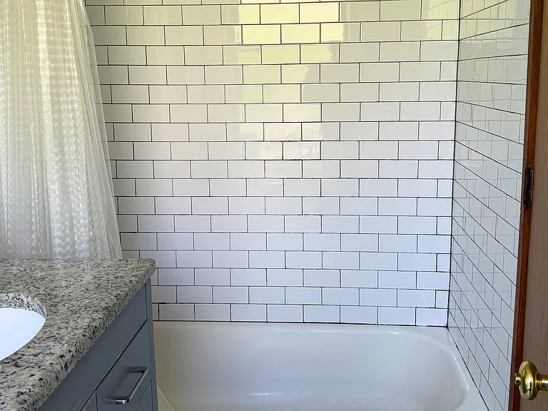 611 W Briar Pl #102 — Photo 6