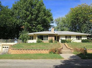 2600 Maple Dr NW, Cedar Rapids, IA 52405