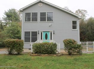 4 Crestview Ct, Farmingdale, NJ 07727