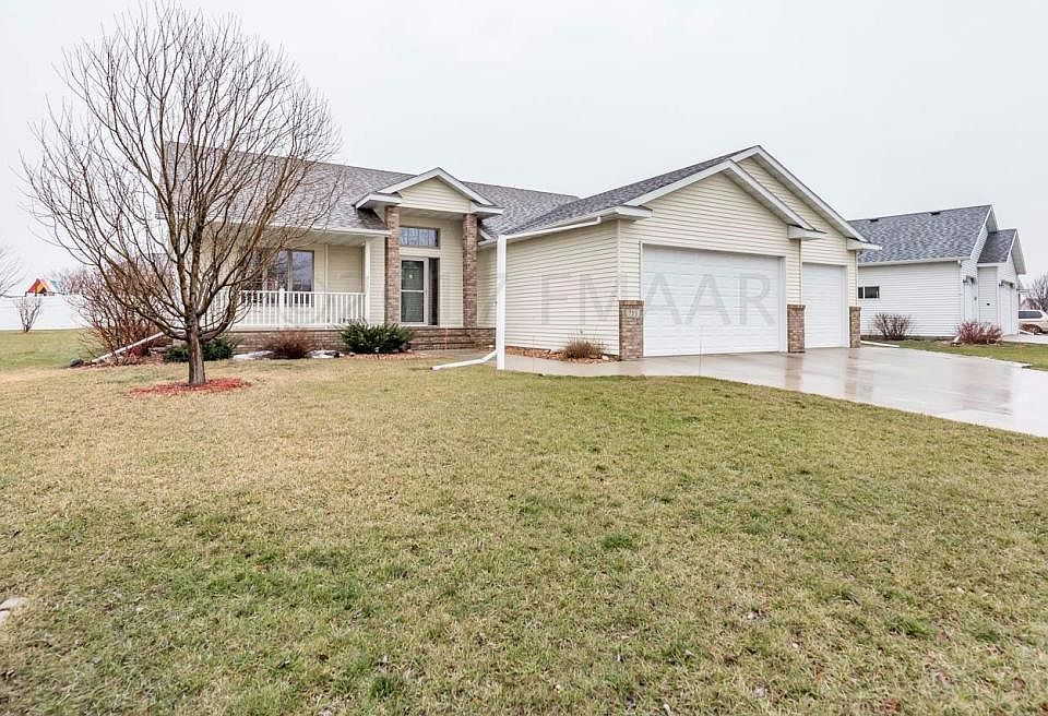 1st image of 755 Lakeridge Dr