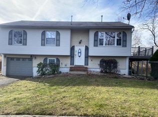 5 Peri Pl, Hazlet Township, NJ 07734