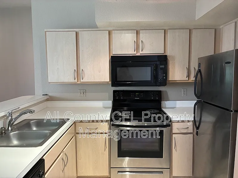 2 bed, 1.0 bath, 1020 sqft, $1,395 — Photo 2