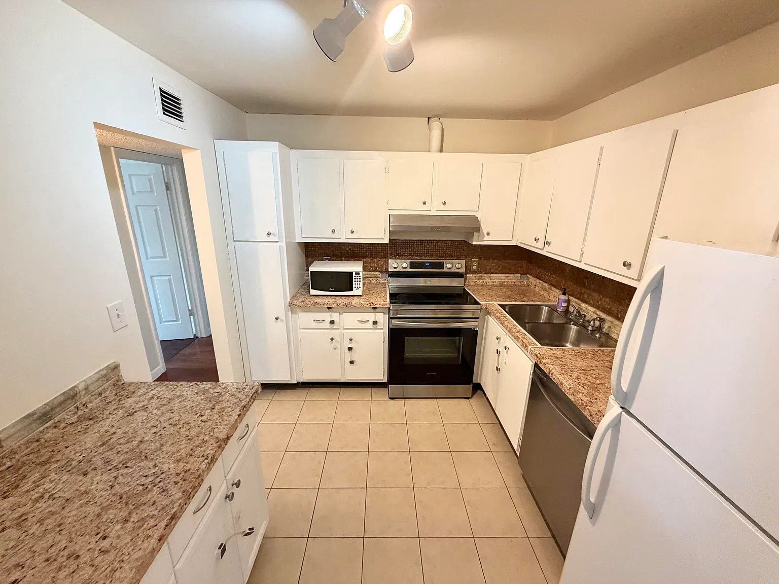 2 bed, 2.0 bath, 920 sqft, $1,850 — Photo 4