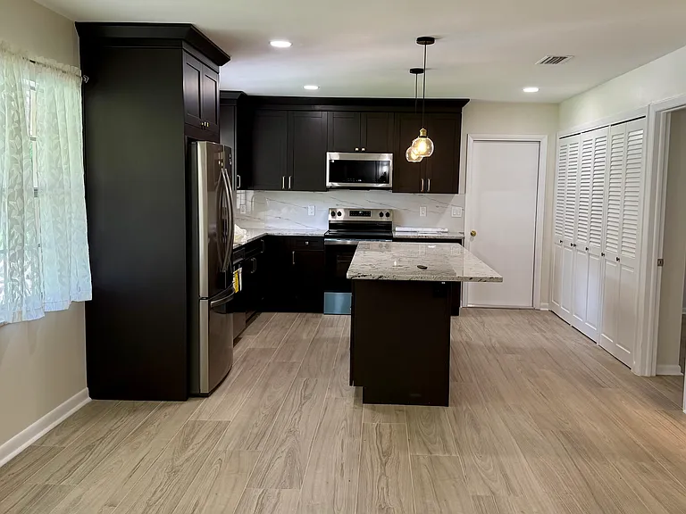 512 Oakhurst St — Photo 2