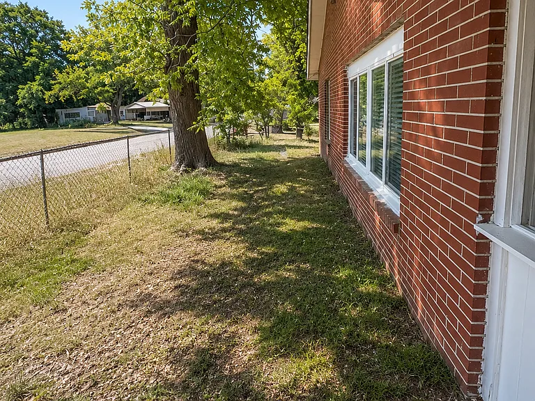 4011 Marion Ave — Photo 6