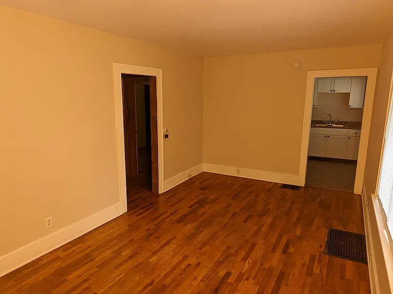 908 W Eureka St — Photo 9