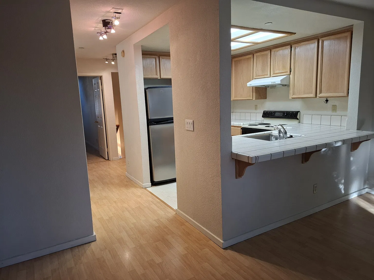 1 bed, 870 sqft, $2,300 — Photo 1