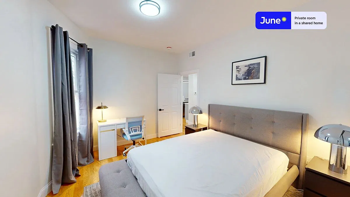 Queen bedroom in 4 bed/2 bath home in Fort Hill #990 A — Photo 1