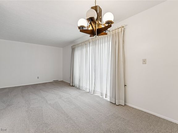 5th image of 26523 Sussex Dr
