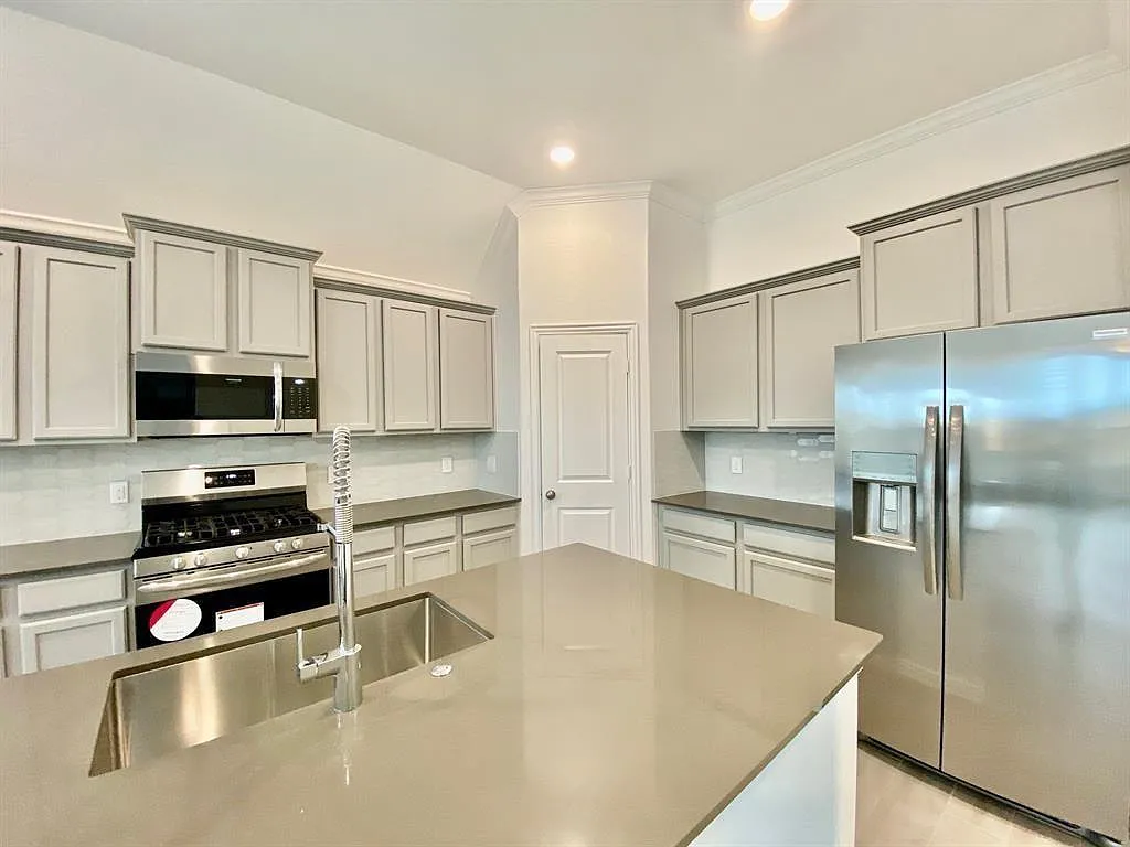 4 bed, 3.5 bath, 2413 sqft, $2,800 — Photo 2