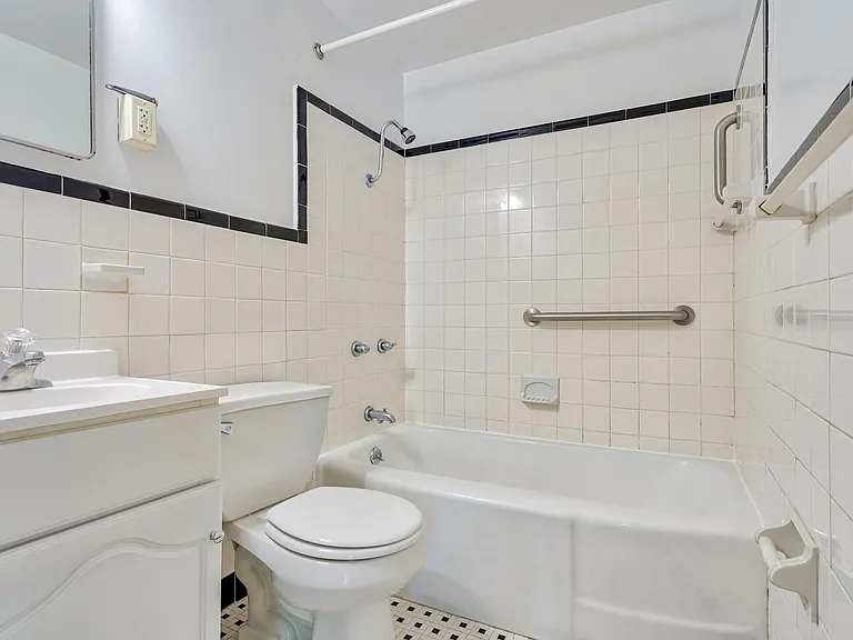 Thomas Wynne Apartments — Photo 33