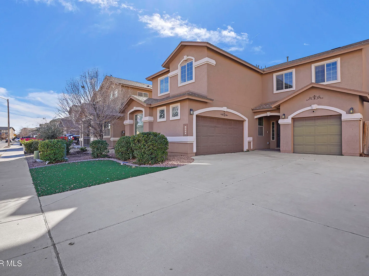 4 bed, 3.0 bath, 2596 sqft, $2,300 — Photo 2
