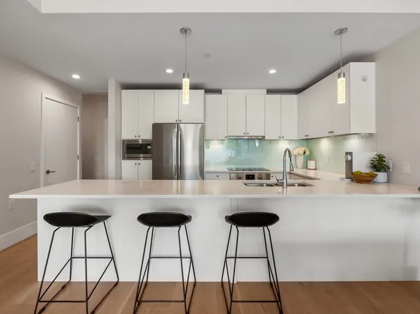 1591 Bowser Ave #206, North Vancouver, BC V7P 2Y4