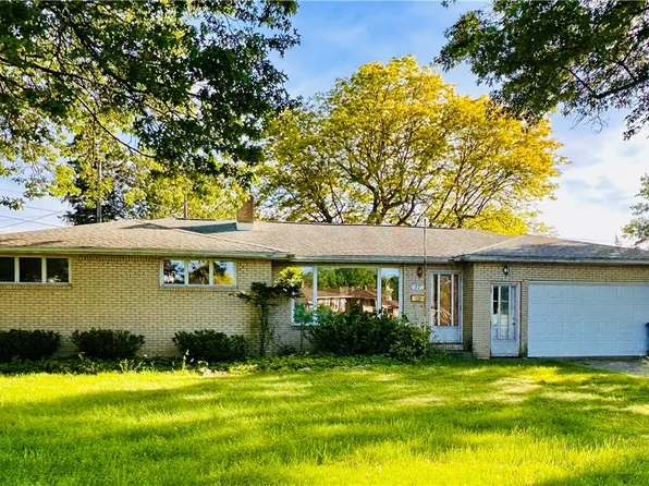 37 Brian Ln, West Seneca, NY 14224