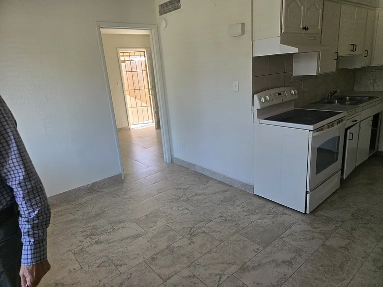 1235 W University Dr — Photo 3