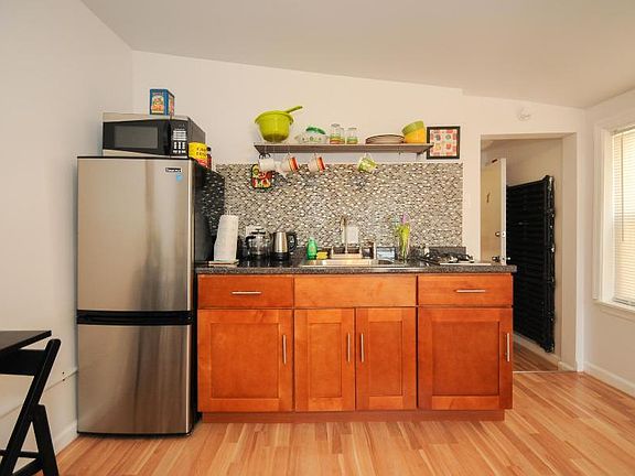 4th image of 1022 Pine St #303