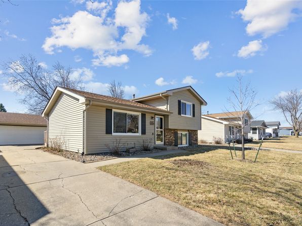 616 NE 9th St, Grimes, IA 50111