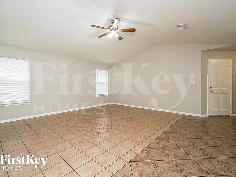 1010 Magnolia Bnd — Photo 3