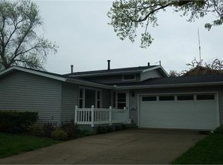 1838 Sussex Ct, Bettendorf, IA