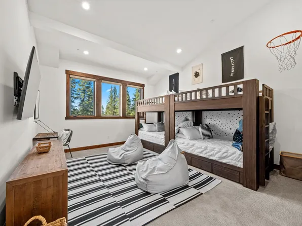 10129 Corrie Ct, Truckee, CA 96161