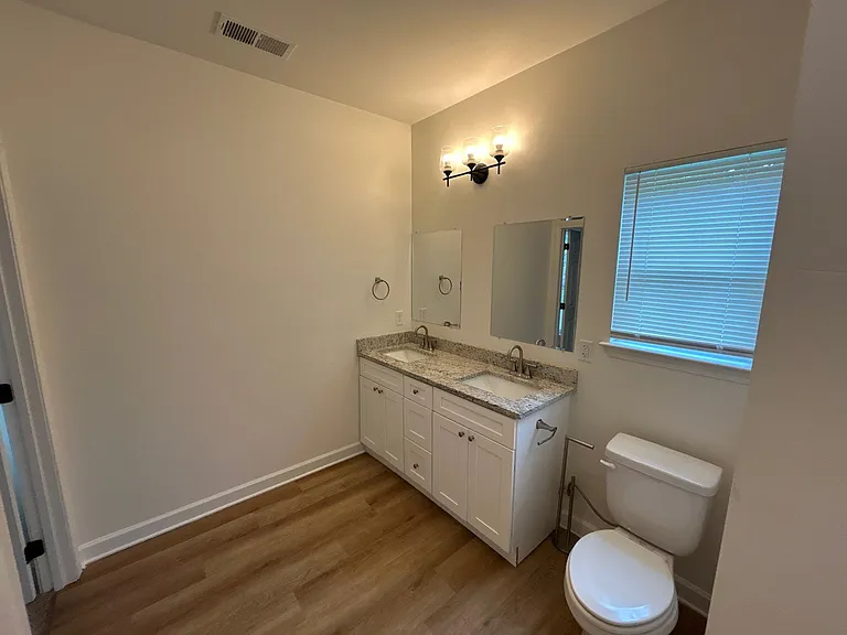 329 W King St — Photo 9