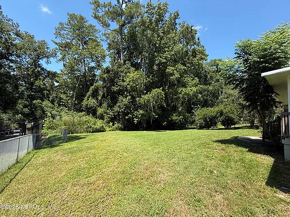 5th image of 1136 KNOLL Drive W