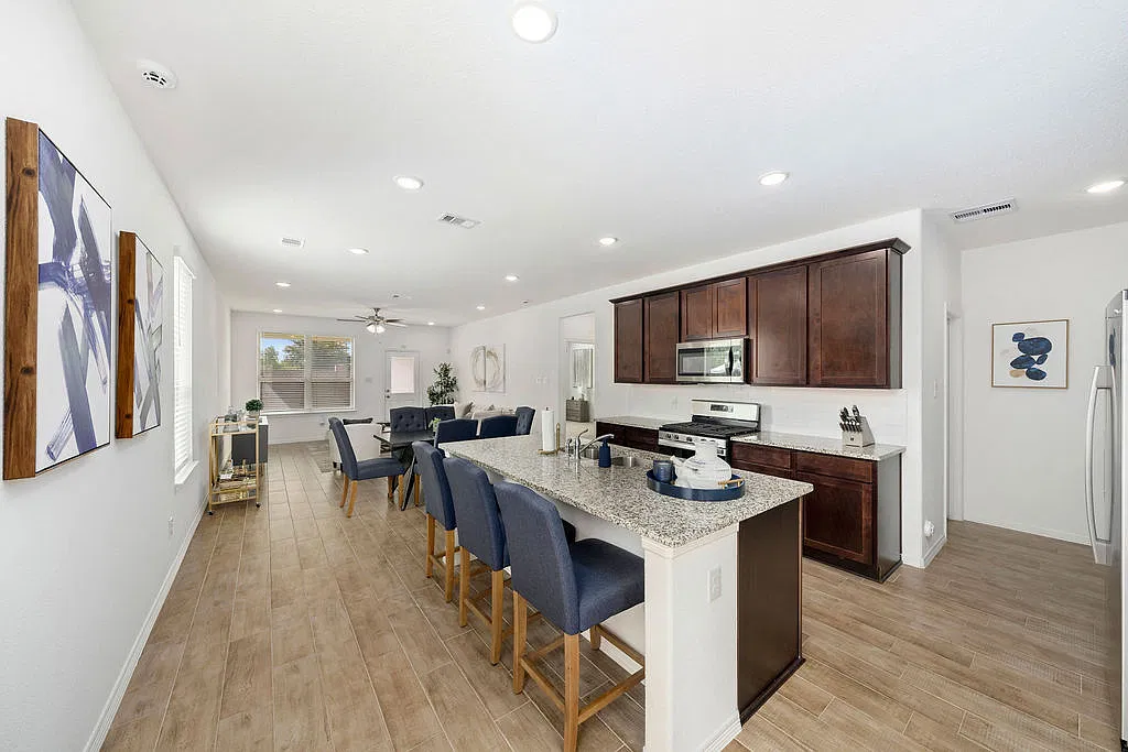 4 bed, 2320 sqft, $2,800 — Photo 2