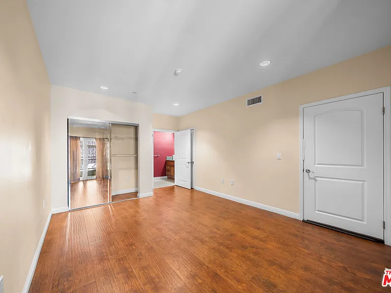 980 S Oxford Ave #202 — Photo 8