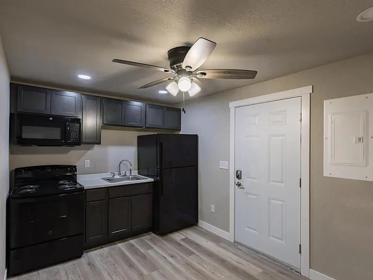 2504 Roemer Ave #1 — Photo 8