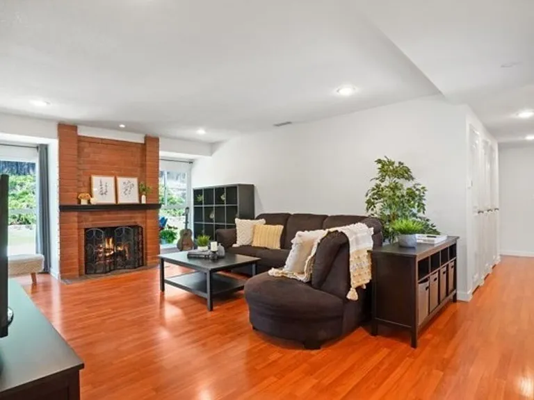 2590 Scott Pl — Photo 2